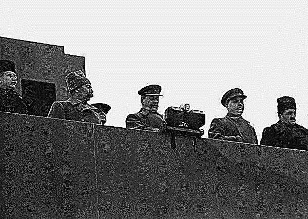 На трибуне Мавзолея во время парада 7 ноября 1941 г.