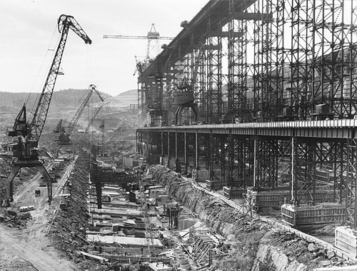 Строительство плотины Усть-Илимской ГЭС (1972 г.)