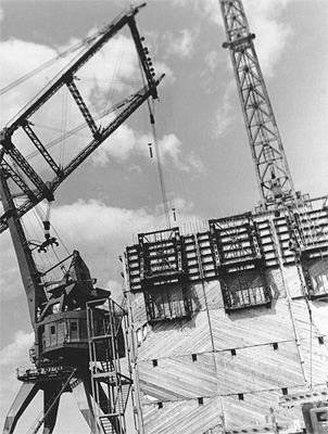 Усть-Илимская ГЭС (лето 1973 г.). На первом плане — консольная опалубка (техническое новшество)