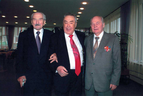 Бывшие министры К.И. Галаншин (слева) и М.И. Бусыгин (справа) пришли поздравить бывшего начальника Братскгэсстроя А.Н. Семенова с его 80-летием (26.10.2006)