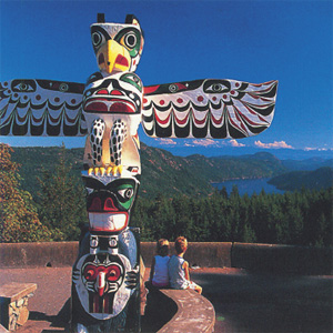 Традиции коренных народов до сих пор живут на острове Ванкувер (Тотемный столб на фоне залива Савнич)