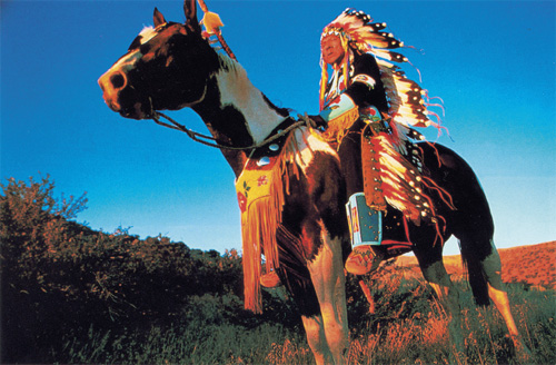 Вождь индейского племени в церемониальном костюме
