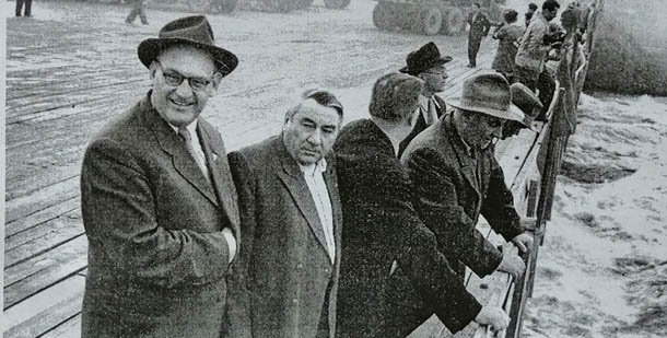 Руководители Братскгэсстроя на перекрытии Ангары в 1959 г.