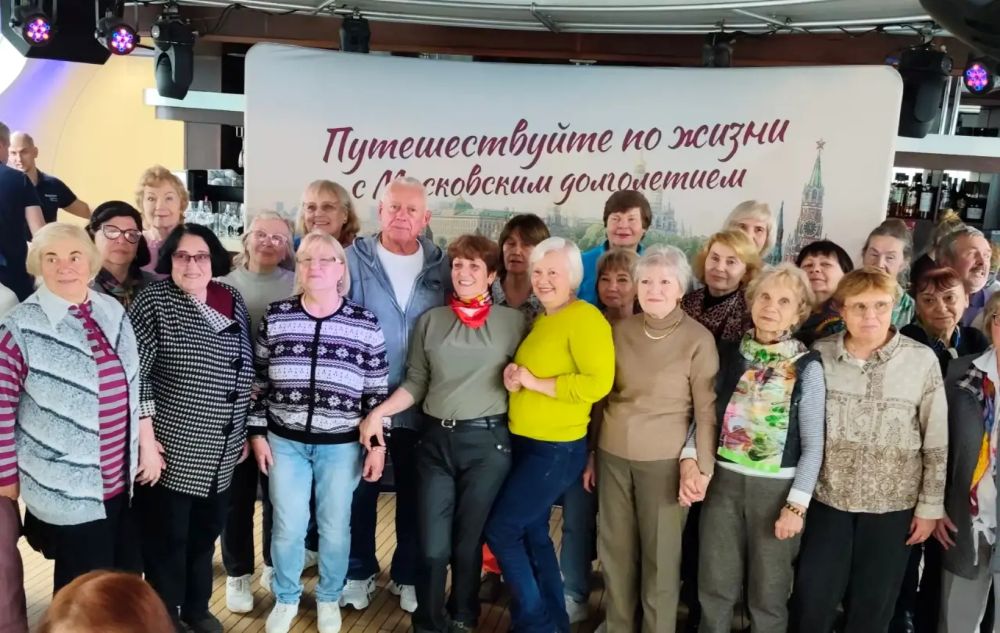 Ветераны Ассоциации прогулялись на просторной яхте флотилии Рэдиссон Ройал под живую музыку