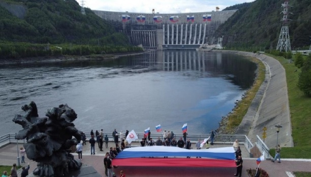 На самой мощной электростанции России отметили День Флага России