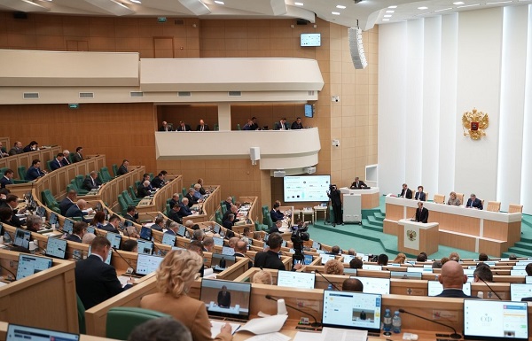 Денис Мантуров рассказал сенаторам о развитии промышленности и обеспечении технологического суверенитета