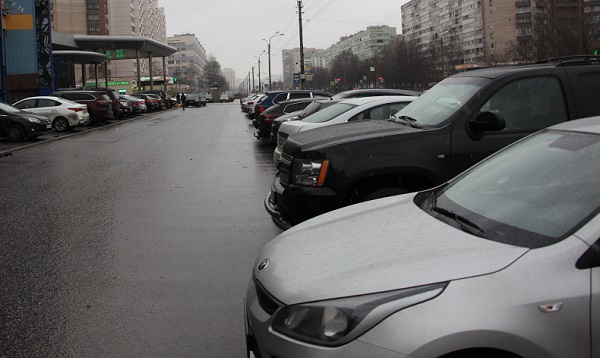 Ежедневно более 25 тыс. петербуржцев паркуют автомобили в потенциально опасных местах