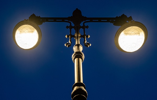 Новые фонари, стилизованные под старину, появились на улице Восстания в Петербурге