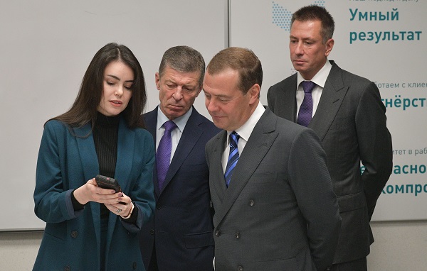 Дмитрий Медведев и другие официальные лица ознакомились с результатами цифровизации в СИБУРе