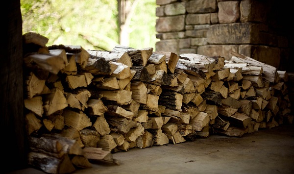 В Великобритании запретят отапливать дома углем и сырой древесиной