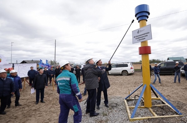 Николай Шульгинов и Айсен Николаев запустили вторую очередь внутрипоселковых газовых сетей села Бютейдях в Якутии