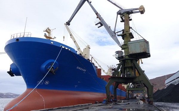 Сухогруз «Омолон» доставил в порт Колымы первую партию угля для нужд Магаданской ТЭЦ