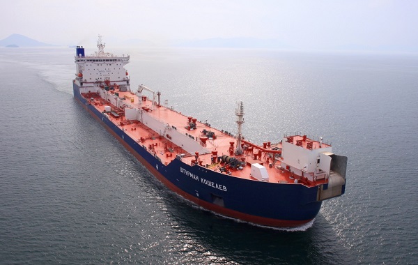 Экипаж российского нефтяного танкера спас жизнь рыбакам в Карском море