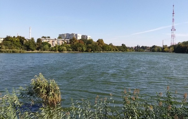 Ростехнадзор потребовал приостановить эксплуатацию ЛЭП над озером Карасун