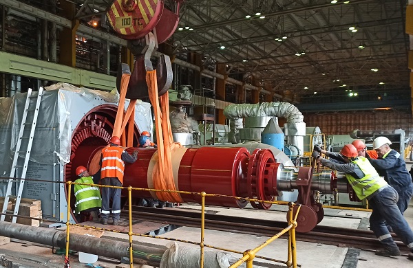 На Киришской ГРЭС провели операцию по заводке ротора в статор генератора