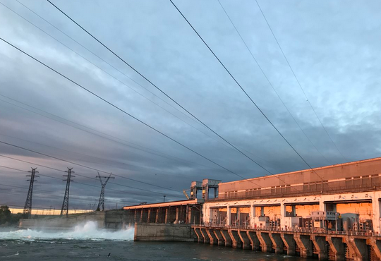 Плановый сброс плавающей древесины проводит Новосибирская ГЭС
