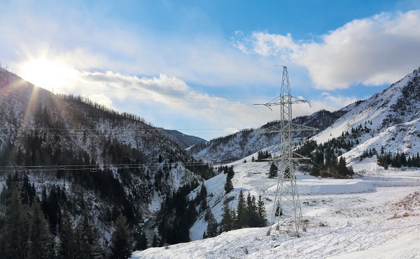 «Россети Сибирь» устраняет последствия обмерзания проводов ЛЭП в Алтайском крае 