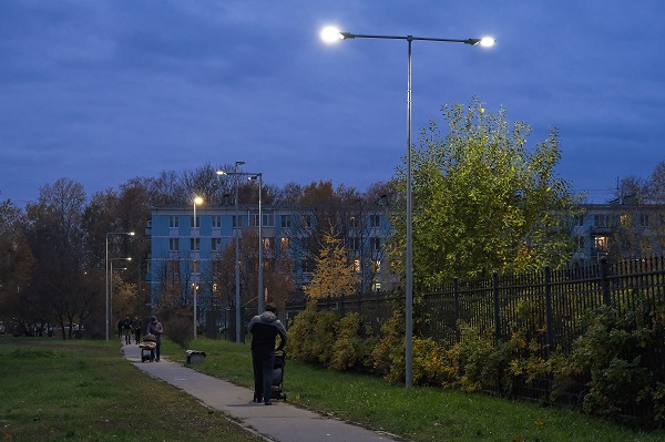 В квартале у парка Авиаторов в Петербурге завершилась реконструкция освещения