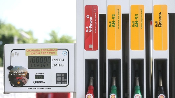 На АЗС в российских регионах начал дешеветь бензин