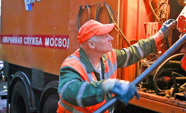 Московские коммунальщики переведены на круглосуточный режим работы
