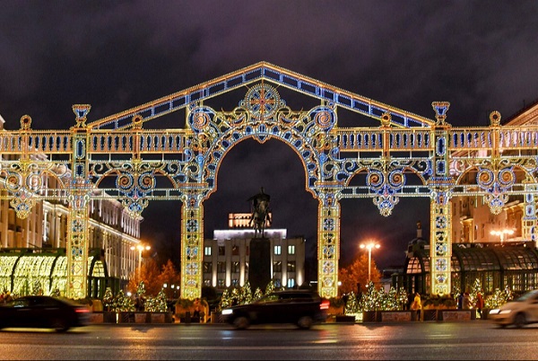 В центре Москвы завершают монтаж пяти светящихся арок 