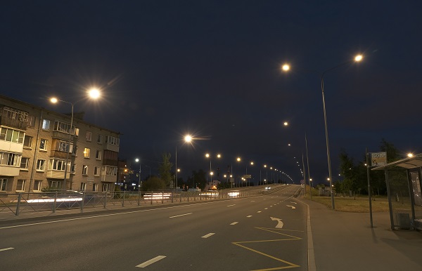 В Петербурге завершили модернизацию уличного освещения на Пискаревском проспекте