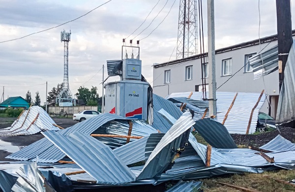 В Карасукском районе Новосибирской области восстанавливают электроснабжение после урагана