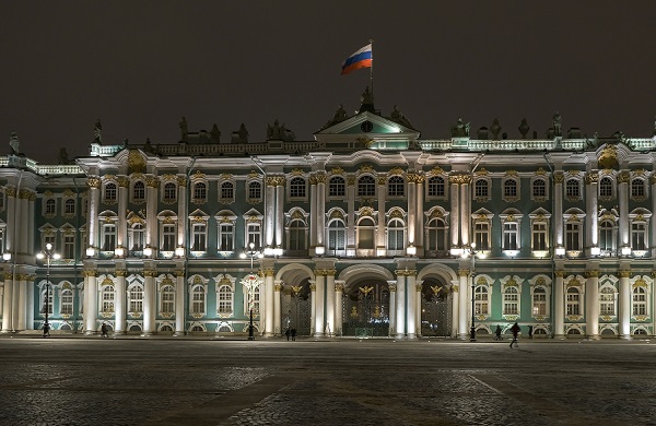 На Дворцовой площади в Петербурге обновили систему освещения