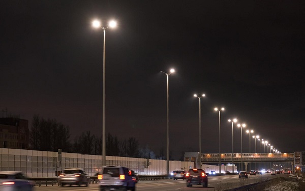 Пулковское шоссе и Барклаевскую улицу в Петербурге осветят фонари нового поколения