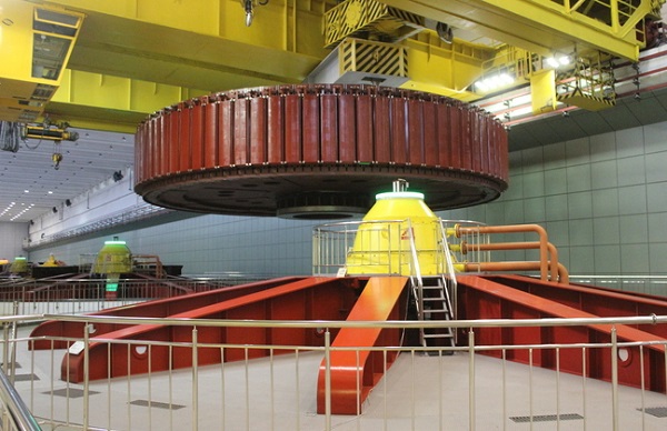 На Воткинской ГЭС в кратер гидроагрегата №10 установлен новый ротор генератора