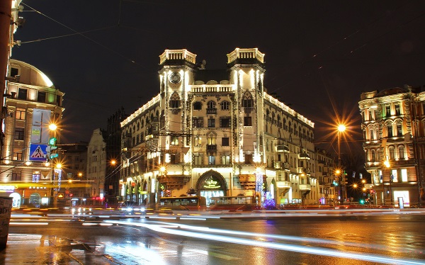 Уличному освещению Петербурга — 300 лет