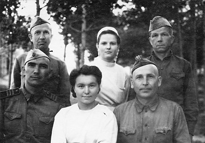 Группа выздоравливающих больных перед отъездом в действующие части (1944 г.)