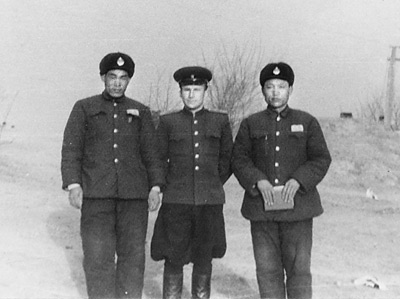 А.Битяк с офицерами китайской армии в период подготовки передачи им военной техники (г. Порт-Артур, 1955 г.)