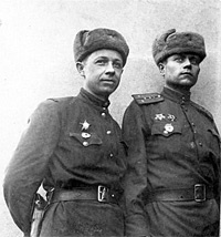 Два штабиста полка. Начальник связи гвардии капитан В.Гурычев (слева) и начальник химической службы, гвардии капитан (1944 г.)
