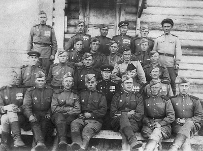 Батарея 44-го Гвардейского минометного полка. Сержант Д.Жеребко - командир Катюши БМ-13 во 2-м ряду в центре, в фуражке (г. Краснодар, июнь 1943 г.)