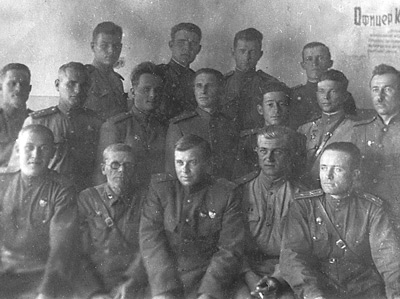 Командование 183-Красноказарменного зенитно-артилерийского полка, г. Воронеж, 1942 г., К.Кабанов 2-ой во втором ряду слева направо