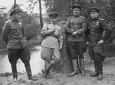 Командование 1555-го Берлинского зенитно-артилерийского полка. Германия, 1954 г. К.Кабанов первый справа
