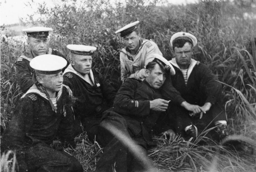Группа товарищей. 1-й ряд второй справа М. Левдик. После взрыва тральщика и ликвидации пожара на бронекатере-92. Днепровская флотилия (1945 г.)