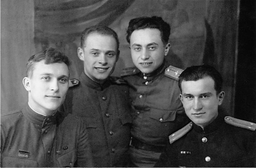 Встреча друзей после войны (1946 г.) Слева направо: В. А. Лукин, Э.И. Кудасов, Н.А. Глобус, Б. А. Степанов