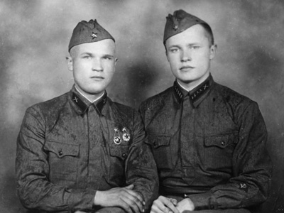 С другом П.А. Прохоровым, г. Перемышль апрель 1941 г. М. Огняков справа