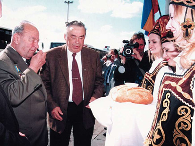 Хлеб-соль вручают председателю Совета ветеранов энергетиков Украины Е.И. Чулкову (июнь 2004 г.)