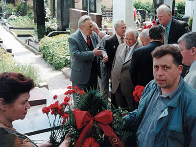 Ветераны энергетики Украины посетили могилу министра Минэнерго СССР П.С. Непорожнего и возложили венки и цветы (июнь 2004 г., Москва)