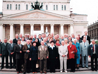 Делегация Совета ветеранов энергетики Украины перед просмотром в Большом театре балета Лебединого озера (июль 2004 г.)