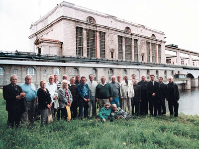 Делегация Совета ветеранов энергетиков и участников ВОВ на фоне угличской ГЭС (лето 2004 г.)