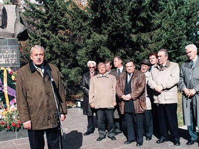 Губернатор Иркутской обл. Б.А. Говорин выступает на митинге у памятника И.И. Наймушину, Герою Социалистического Труда, создателю специального управления Братскгэсстрой (24 сентября 2004 г.)