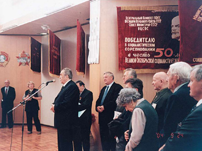 Председатель Совета ветеранов энергетики А.Н. Семенов открывает музей трудовой славы коллектива Братскгэсстроя (24 сентября 2004 г.)