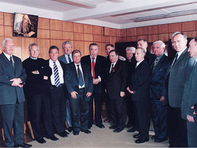 Бывшие и сегодняшние братскгэсстроевцы в здании Братскгэсстроя (24 сентября 2004 г.)