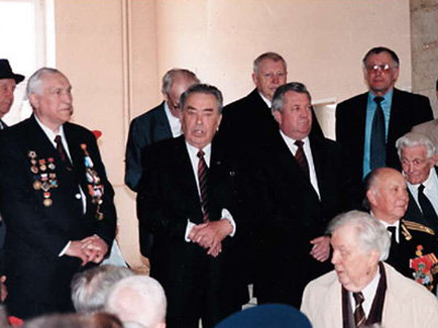 Председатель Совета ветеранов энергетики А.Н. Семенов (в центре) открывает митинг, посвя-щенный 57-й годовщине Победы советских войск над немецкими аккупантами (май 2002 г.)