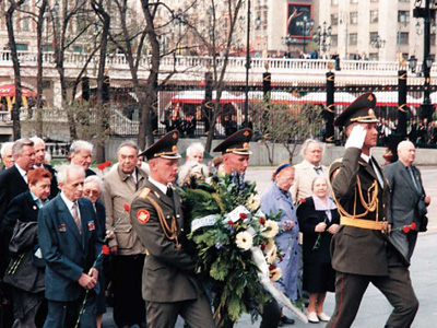 Возложение венков к памятнику Неизвестному солдату (май 2002 г.)