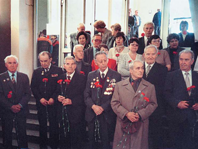 Участники митинга в честь 59-й годовщины Победы над немецкими аккупантами
(май 2004 г.)